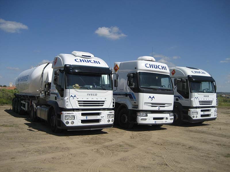 Vista frontal de tres de los camiones de la flota de Miñambres Rodríguez
