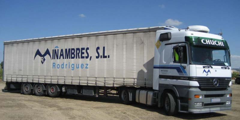 Camión trailer de Miñambres Rodríguez realizando una maniobra