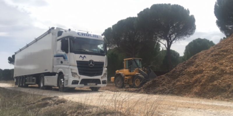 Camión de la flota desplazándose por un camino agrícola