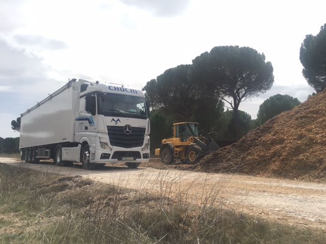 Camión de la flota desplazándose por un camino agrícola