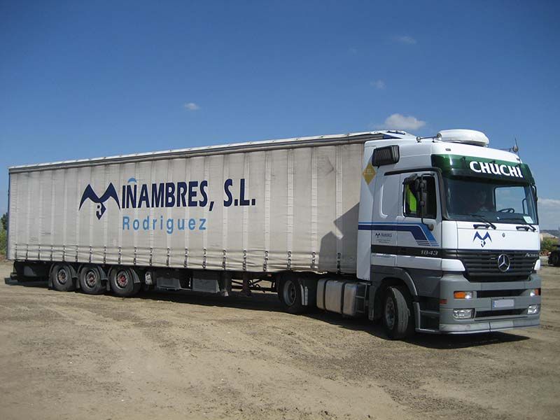 Camión trailer de Miñambres Rodríguez realizando una maniobra